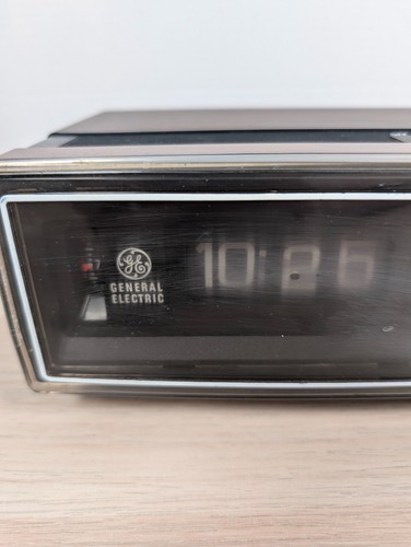 General Electric GE Reloj Abatible Radio Alarma Nogal 7-4305C *Piezas Reparación* - Imagen 2 de 11