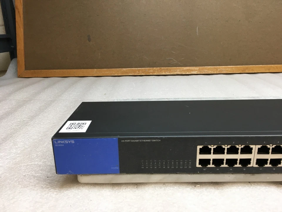 Linksys SE3024 Metallic 24-Port Gigabit Ethernet Switch No Rack Ears or PWR Cord - Image 2 of 4