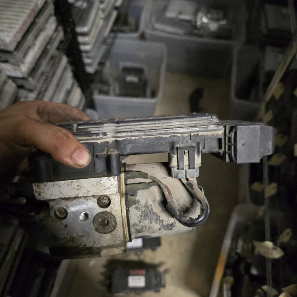 Módulo de control de bomba ABS Ford Expedition 2000-2002 OEM YL142C346AG Foto 2 de 3