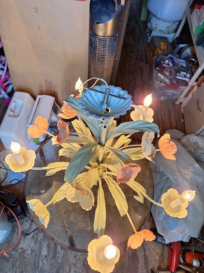 Lámpara de araña italiana vintage de mediados de siglo de 6 brazos Tole de metal flores de amapola/24 pulgadas D Foto 2 de 4