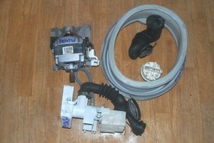 ZANUSSI F1045W WASCHMASCHINE DEFEKT FÜR IND TEILE:MOTOR,TÜR KOFFERRAUM,SCHLÄUCHE,PUMPE++