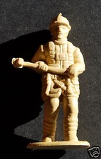FIREFIGHTER PLASTIC FIGURE, 2" TALL 4,8 cm , GREAT FOR DIECAST ACCESSORIES, N 2