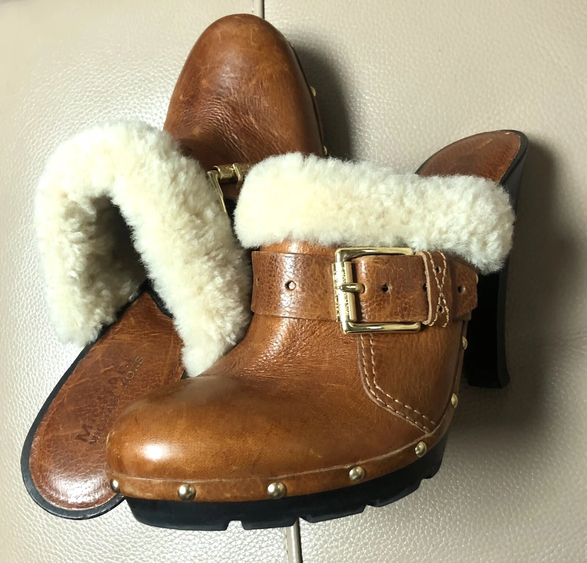 Michael kors deals pumps cognac