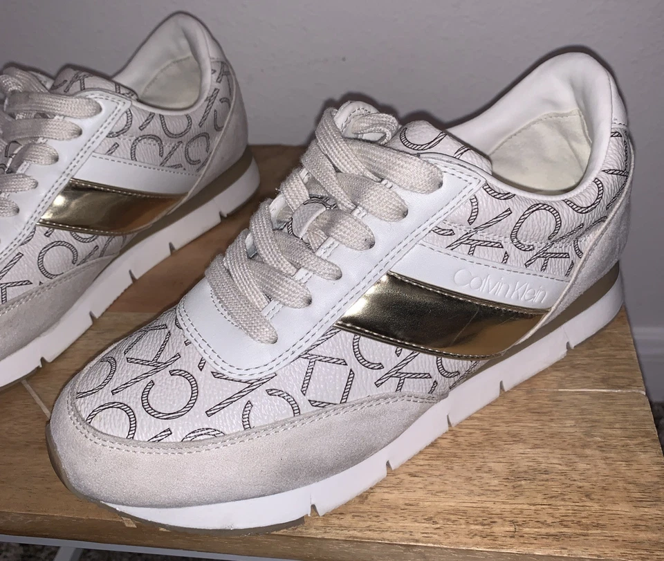 Zapatillas de té Calvin Klein blancas/bronceadas con logotipo CK para mujer talla 6 Foto 2 de 4