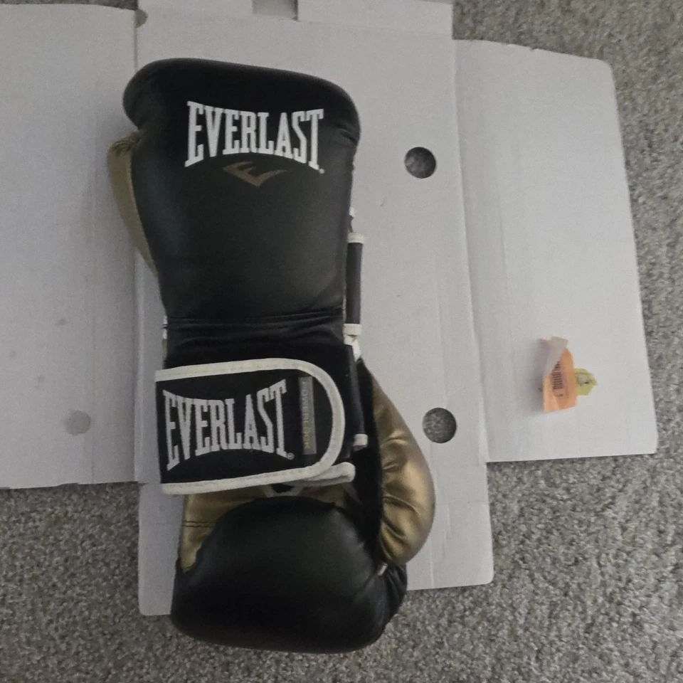 Guantes de boxeo de entrenamiento Everlast Powerlock 16 oz negros/dorados Foto 3 de 4