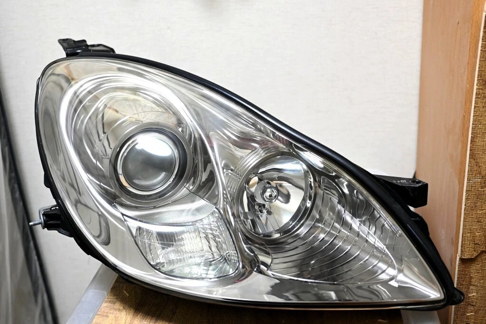 Lexus SC430 2006-2010 Headlight HID Oem used - Image 2 of 4
