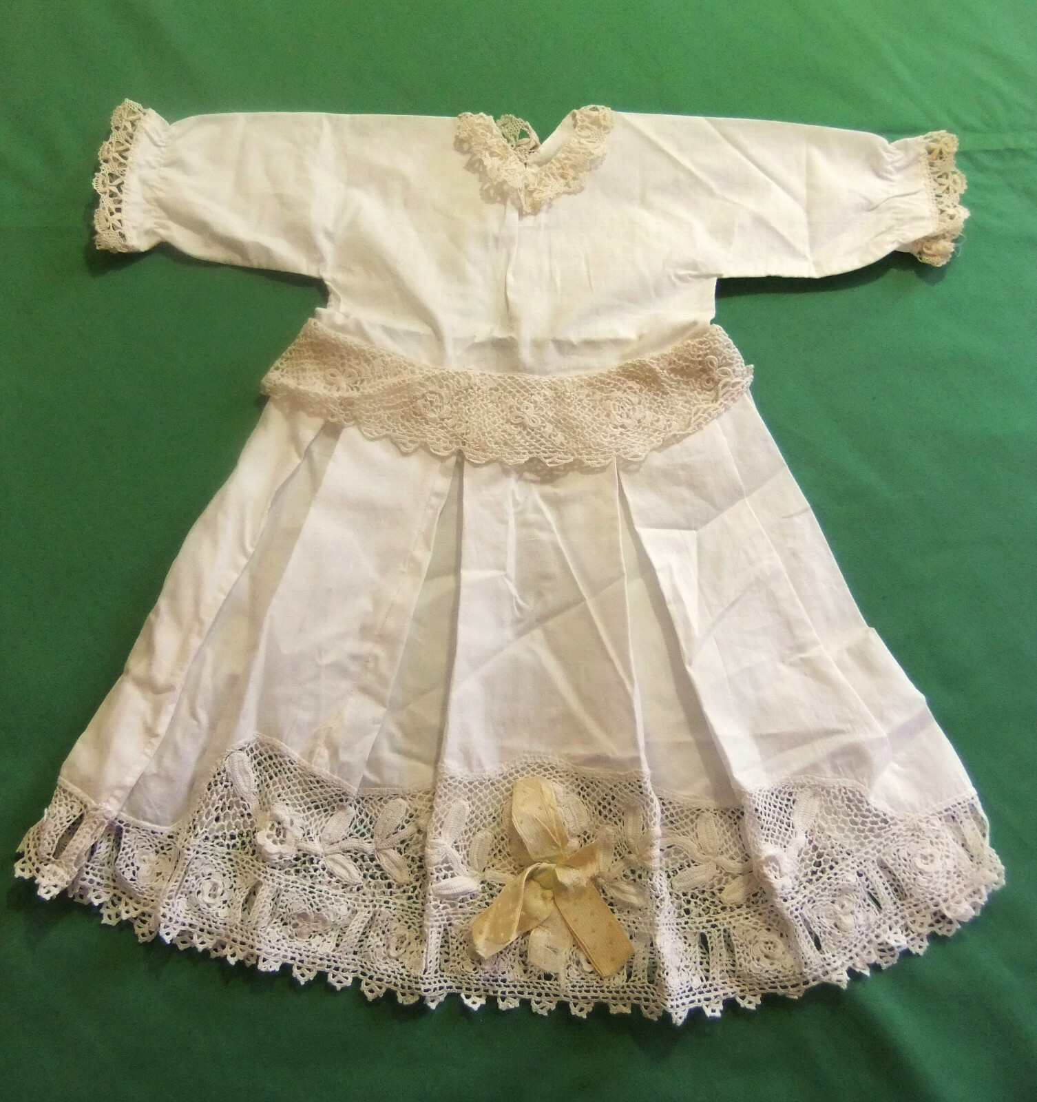 Robe 42 cm de poupée ancienne en linon et dentelle Robe 42 cm de poupée ancienne en linon et dentelle