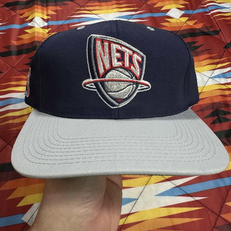 Chapéu Snapback Vintage New Jersey Nets NBA Especialidades Esportivas Dois Tons Azul Cinza - Imagem 2 de 4