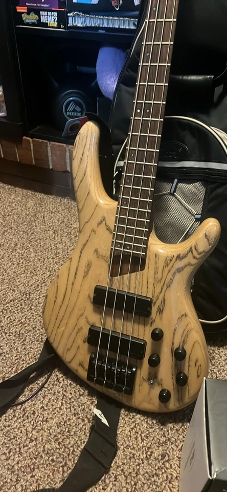 bajo eléctrico 4 cuerdas con amplificador Foto 2 de 4