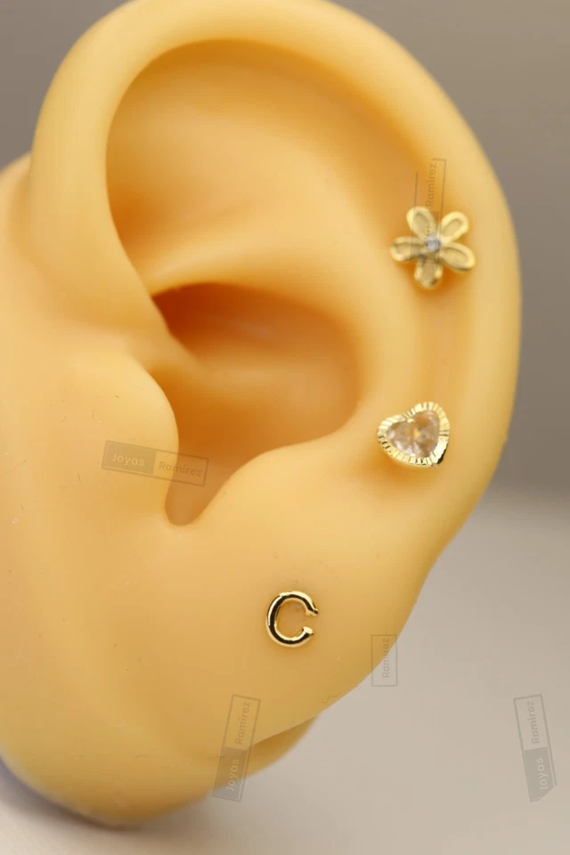 Aretes iniciales de oro macizo de 14K regalo perfecto para niñas y adolescentes. Foto 4 de 4