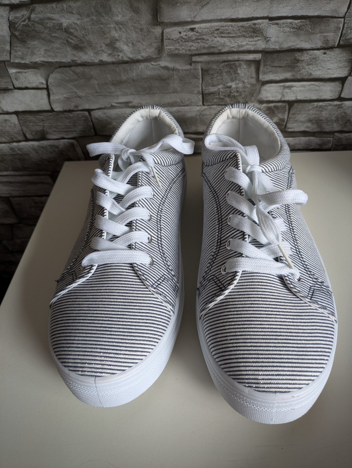 SAOLA Scarpe da ginnastica donna suola grossa taglia 7 bianco navy scintillante spilla righe nuove senza etichette estive