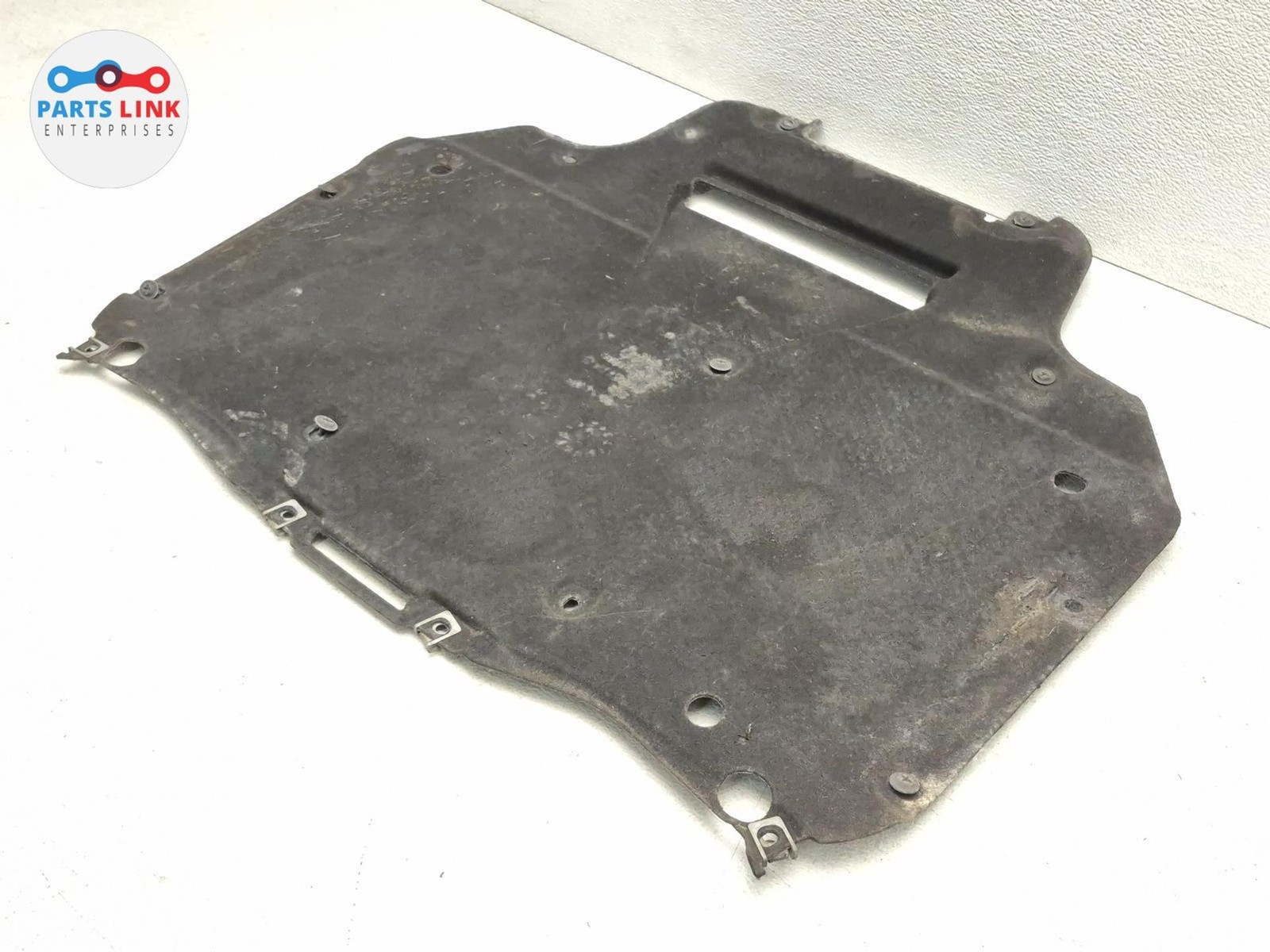 2016-20 BENTLEY BENTAYGA FRONT UNDER ENGINE SHIELD SPLASH GUARD INSULATOR 636