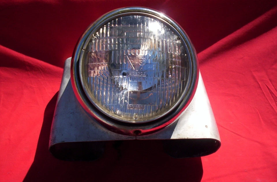 Nice looking headlight nacelle. Includes headlight. - Image 3 of 4