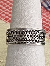 Sterling Band Ring with center wavy pattern size 7.5