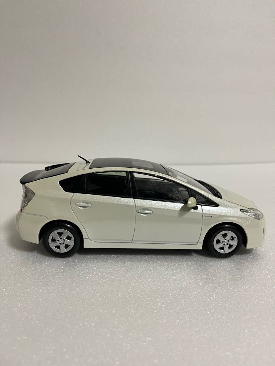 1 24 Toyota Prius PRIUS Early Model Non Sale Color Sample Mini Car White Pearl C - Image 3