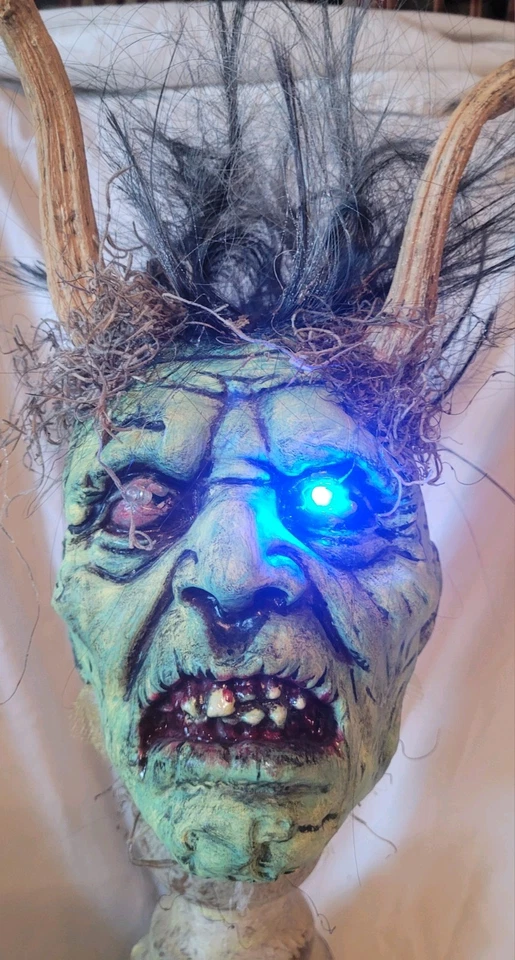 Máscara de hombre de miedo hecha a mano ojos iluminados en pedestal soporte decoración de Halloween Foto 3 de 4