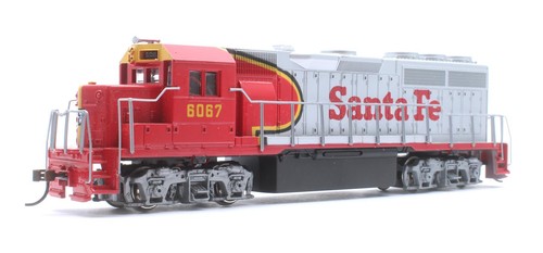 BACHMANN USA "OO" SPUR 63502 SANTA FE ROT/GRAU EMD GP40 #6067 LOK * DCC AUSGESTATTET | Zustand: Used