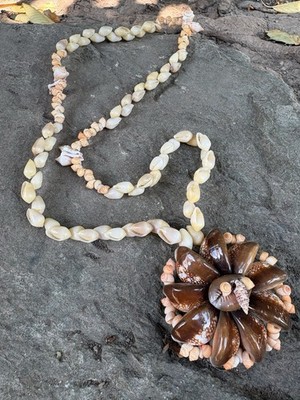 Vintage Style Hawaiian Light Beige Cowrie Sea Shell Lei Necklace Flower