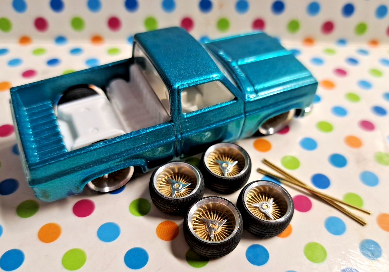 CUSTOM WHEELS ALLOY 1/64 FITS ON 83 SILVERADO DAYTON Gold WIRE WHEELS NEW-image