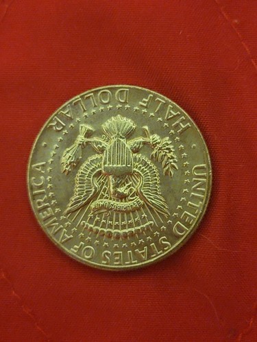 1982 D Kennedy Half Dollar Coin - circulated - Picture 2 of 2