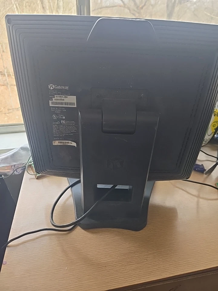 Retro Gateway FPD1530 15" LCD Black Monitor w/Stand VGA Cable And Power cord. - Image 2 of 3