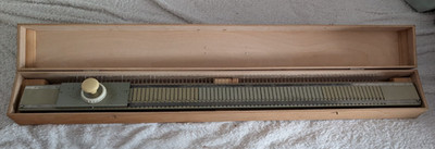 Knittax Strickmaschine Strickautomat im Holzkasten