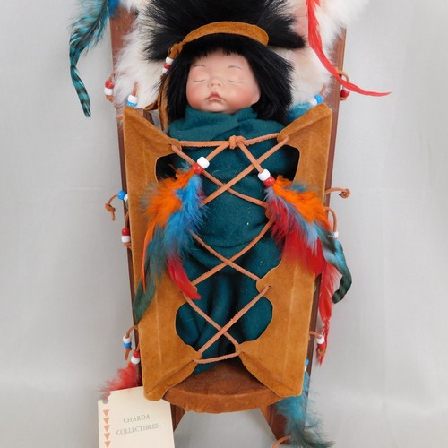 Indianer Feder-Pelz Akzent Papoose Wiege Brett Porzellan Baby Puppe C961 - Bild 4 von 10