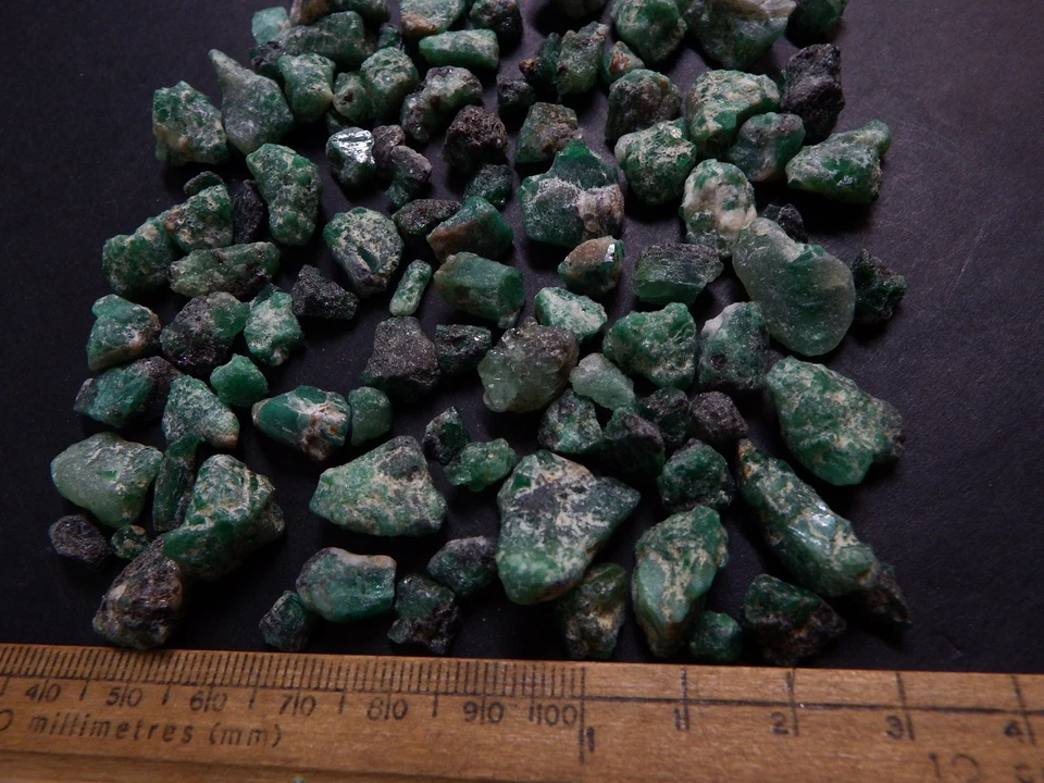 Lote de pedras preciosas ásperas esmeraldas gemas verde escuro qualidade superior 409,35 ct - Imagem 3 de 4