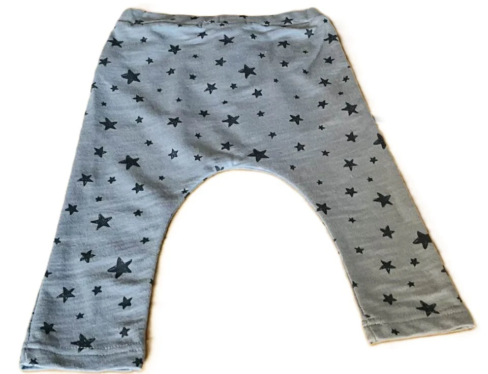 Minoti pantalon sarouel gris avec étoiles noires fille 2 ans - Photo 2/2