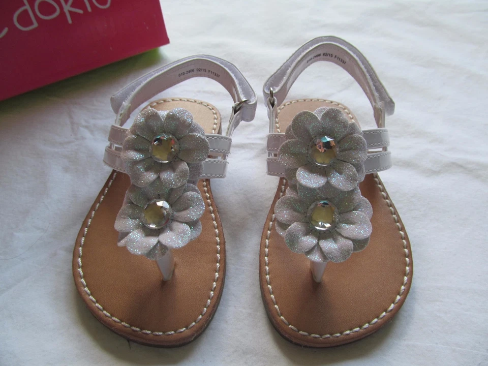 NWT Girls OKIE DOKIE WHITE FLOWER & RHINESTONE SANDALS, size 6 M, Stella,Glitter - Image 3 of 4