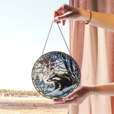 Appeso per finestra in vetro colorato tasso invernale - arte della fauna selvatica, regali significativi