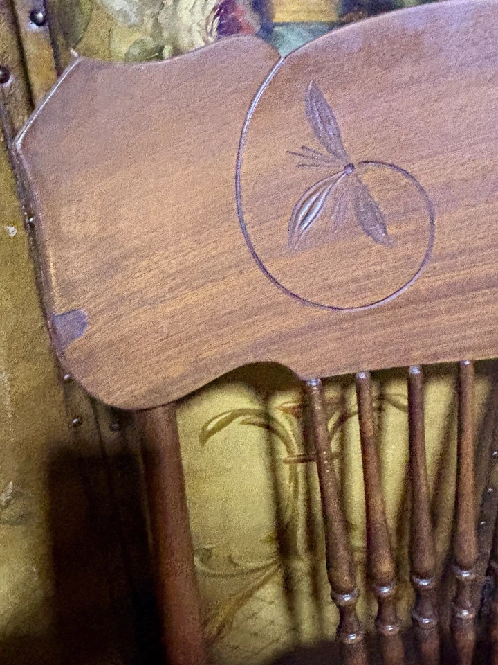 Antigua mecedora con respaldo de husillo con tallas asiento de terciopelo relleno Foto 4 de 4