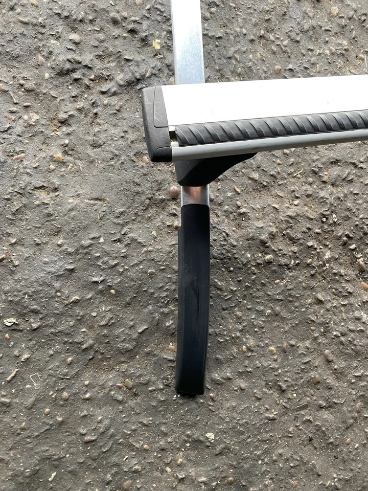 GENUINE VOLVO V40 CROSS COUNTRY 5DOOR  ROOF BARS WINGBAR RACK With Rails 2013-19 - Image 4 of 4