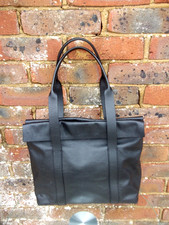 Borsa a tracolla Clarks in pelle nera con ciottoli sotto le ascelle borsetta