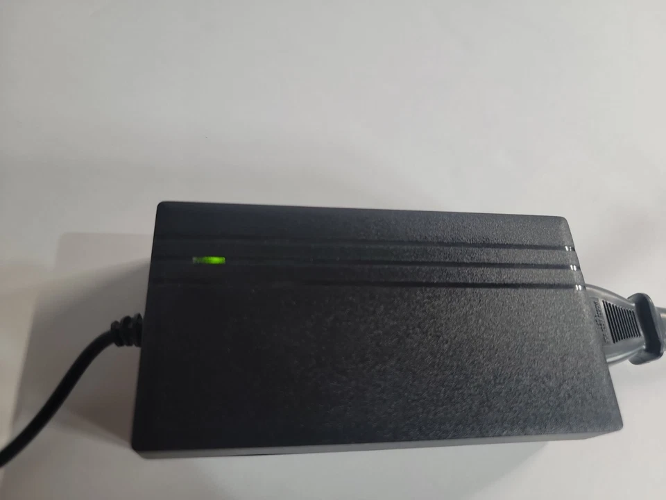 Genuine Samsung AC Adapter 14V 3.0A Model AD-4214N OEM For Samsung, Dell, Or IBM - Imagem 2 de 3