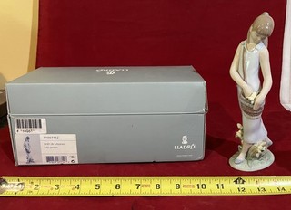 LLADRO #7712 " TULIP GARDEN " WOMAN STANDING WITH TULIPS RETIRED MINT w/O. BOX