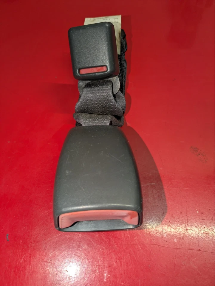 Pestillo del cinturón de seguridad trasero para pasajeros Pontiac Grand Prix 2004-2008 (OEM) Foto 3 de 4