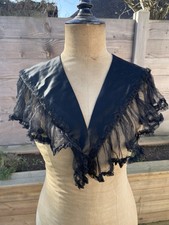 Ancien col / Corsage en tissus satiné noir et Costume traditionnel - Bretagne