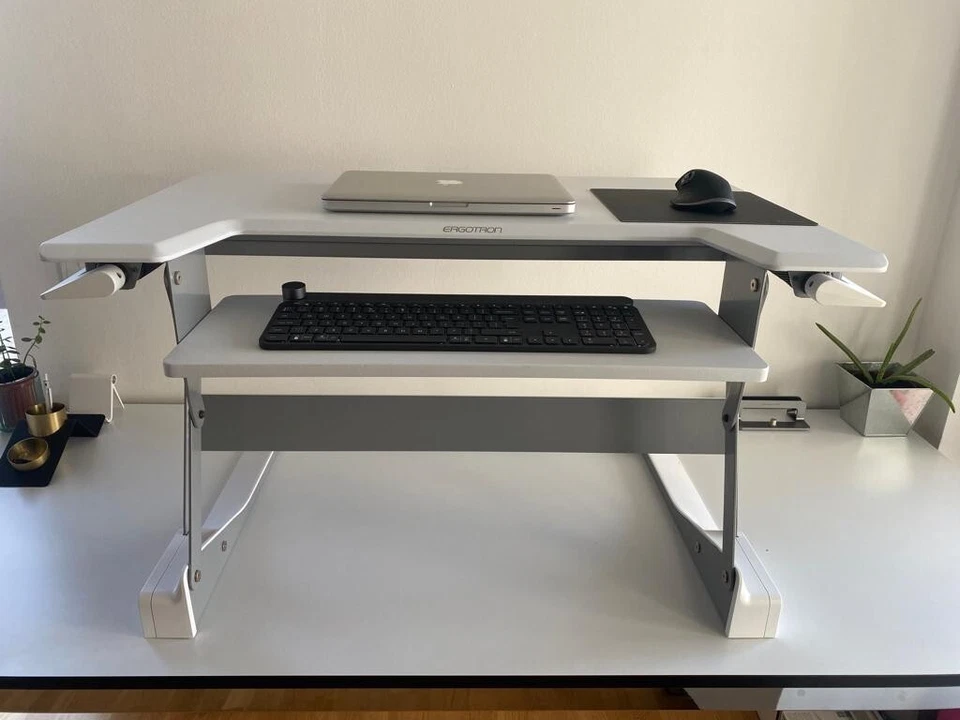 Ergotron WorkFit-T Steh-Sitz Arbeitsplatz (Weiß)-Monitor Erhöhung