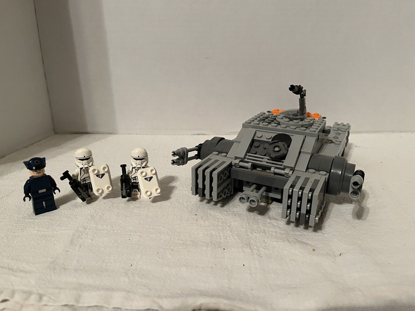 Lego Star Wars 75152 Imperial Assault Hovertank 2 Pilots + First Order Officer