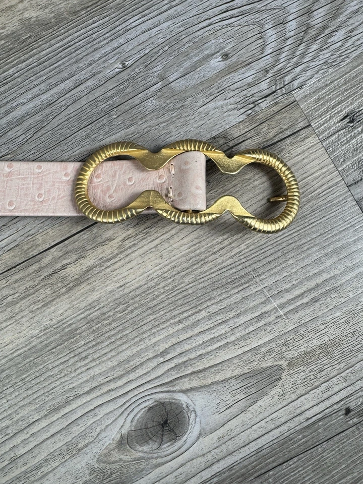 Cinturón de colección Carlisle años 80 se adapta a cinturas de 28” – 32” cuero rosa avestruz en relieve Foto 3 de 4