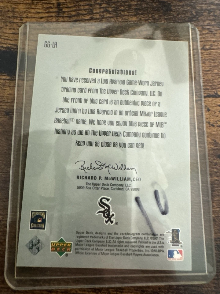 2001 Upper Deck Gold Glove - Jersey Card Luis Aparicio #GG-LA (MEM) - Image 2 of 2