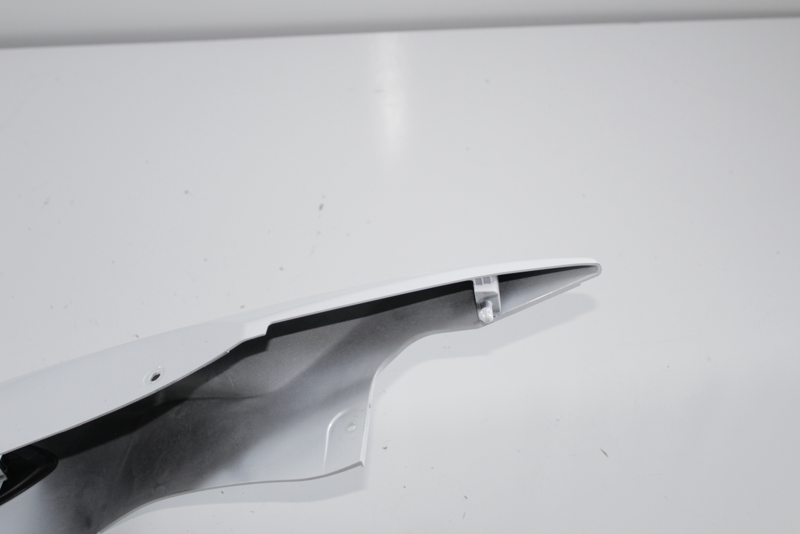 24 11-24 Suzuki GSXR 750 600 RIGHT SIDE REAR TAIL FAIRING COWL BACK WHITE #0409