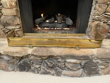 ANTIQUE ENGLISH VICTORIAN RETICULATED BRASS FIREPLACE FENDER GUARD SURROUND