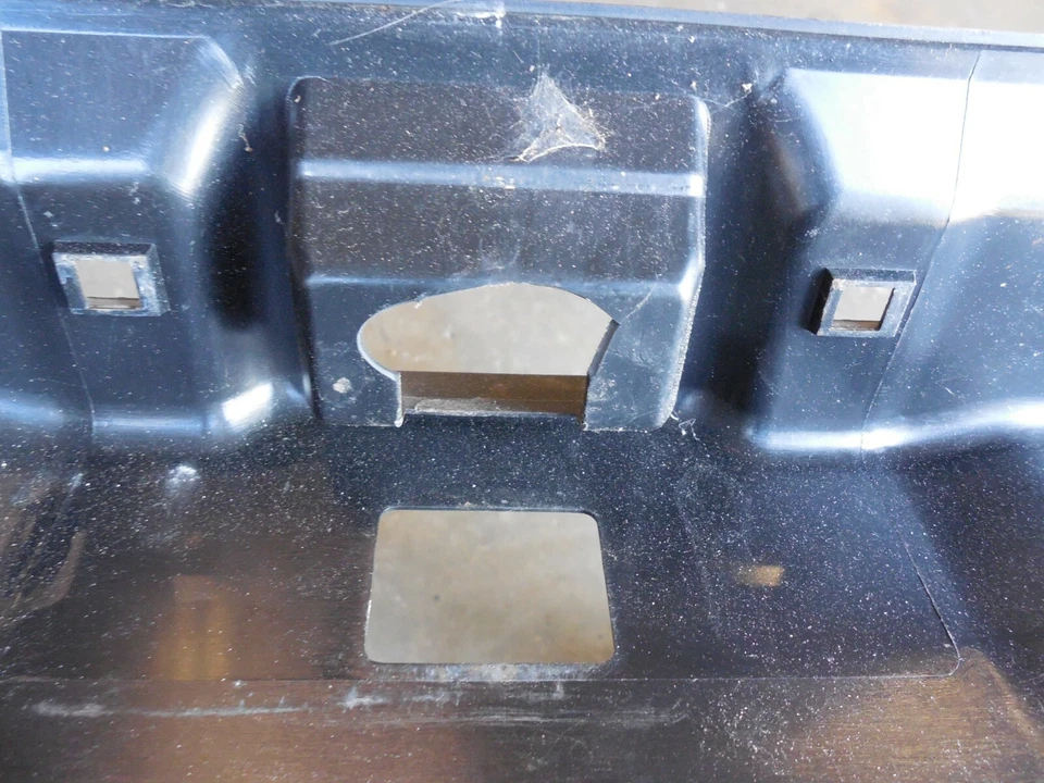 00-06 Mercedes Benz W220 S500 Cerradura de maletero Cubierta de umbral Panel envolvente Cubierta de umbral Foto 4 de 4