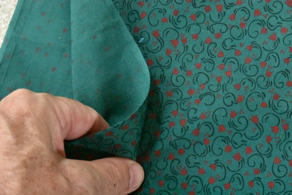 Por 1/2 yarda, vintage, corazones rojos sobre edredón de algodón verde, Benartex/St. Nicole, P5089 Foto 4 de 4