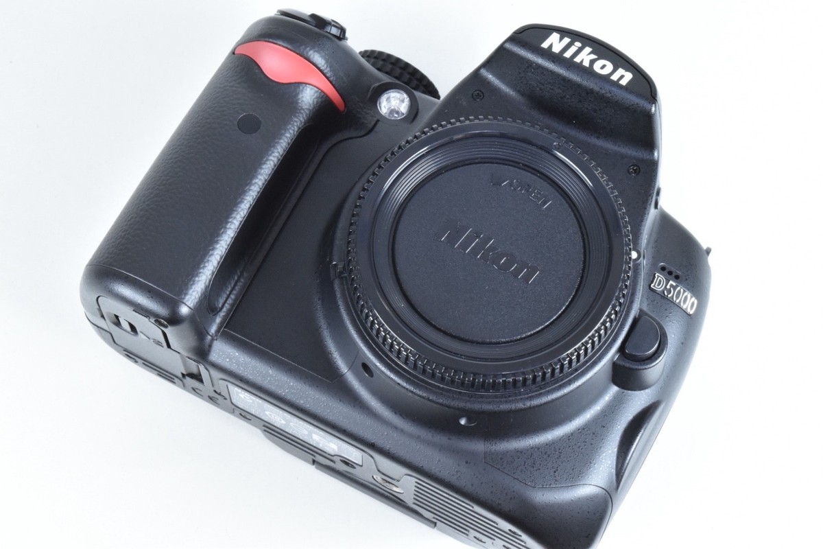 Nikon D5000 12.3 MP Digital SLR Camera Body Black 8,214shots S/N