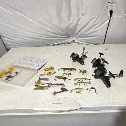 Vintage fishing lot three spinning reels multiple antique fishing lures see pict