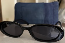 NWOT Le Specs Outta Love Sunglasses , Unisex, 90S Sleek Style Blk mono w CASE