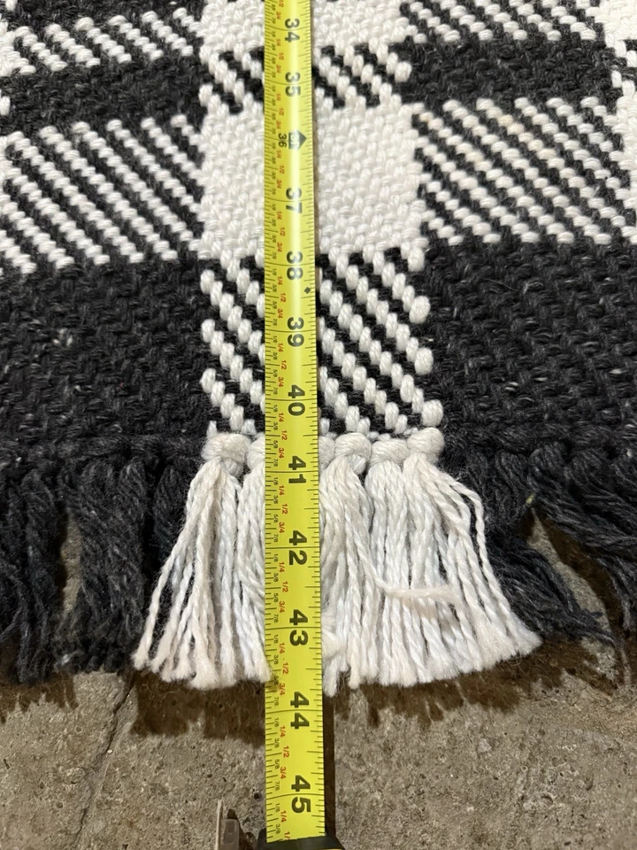 Area Accent Rug Modern/Contemporary Black And White /Target 25”x38” Ivory - Image 2 of 4